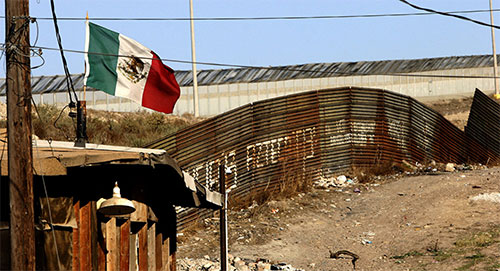 Efectivos de la Guardia Nacional de EEUU salen hacia la frontera con México